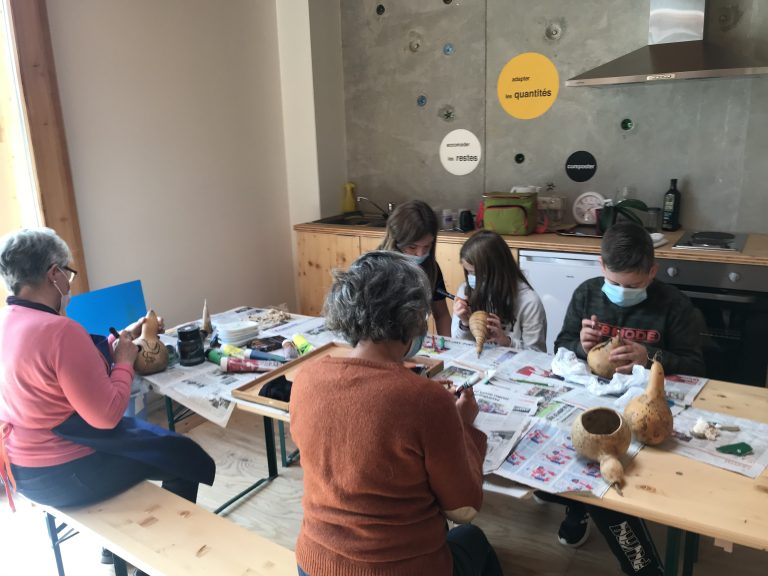Atelier Artistique peinture sur calebasse avec les ados